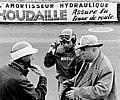 Le Mans, 1955: John Fitch (links), der später im Rennverlauf tödlich verunglückte Pierre Levegh und Rennleiter Alfred Neubauer im Gespräch.